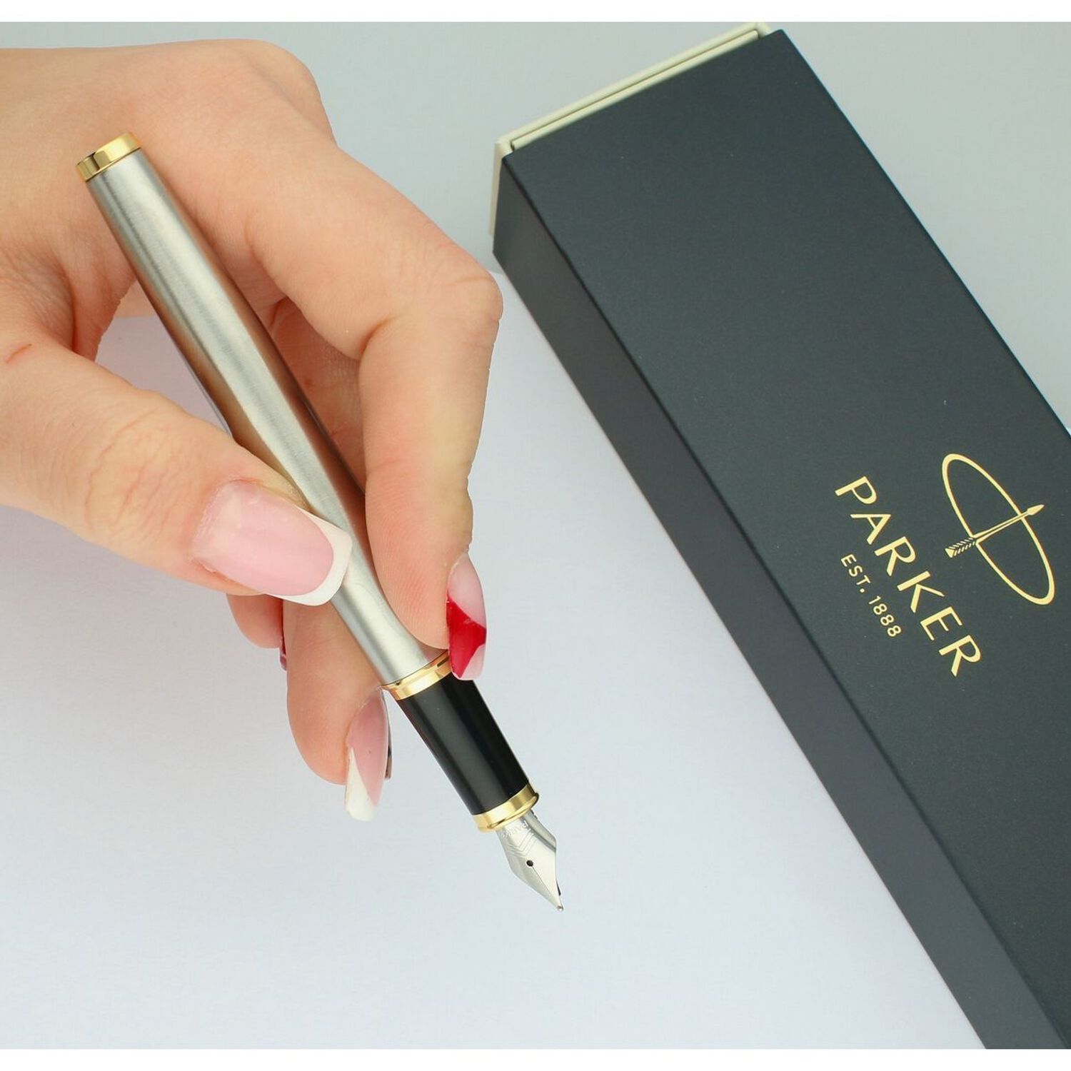 Pióro wieczne Parker IM Brushed 1931649 w szarym kolorze ze złotymi wykończeniami. Idealny pomysł na prezent z grawerem. Artykuły piśmiennicze na prezent. Świetny upominek marki Parker dla VIP-ów..jpg